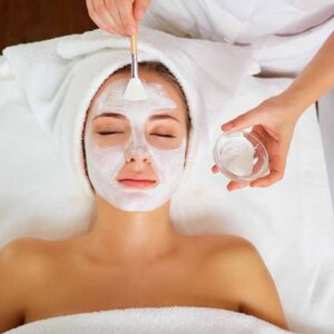 Higiene facial con máscara de hidratación