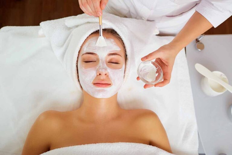 Higiene facial con máscara de hidratación