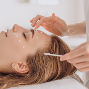 Alquimia con activos: facial, cuello y escote